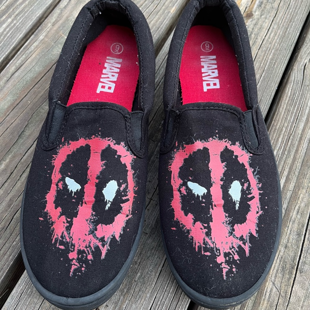 Marvel Deadpool Mens slip on shoes